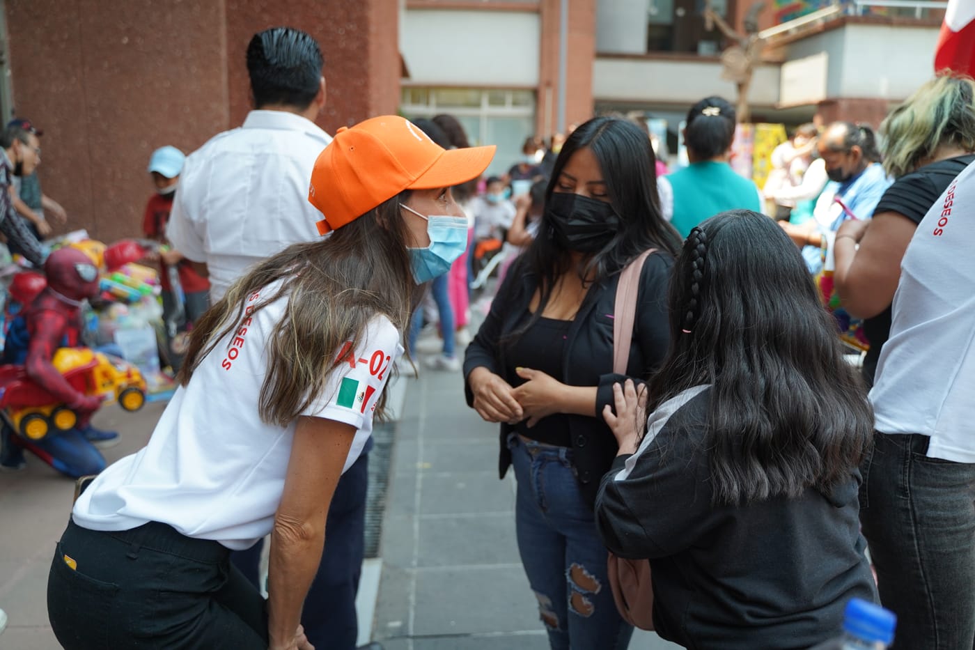 Entrega de juguetes en el Federico Gómez con Fantasías Plásticas — fotografía 9